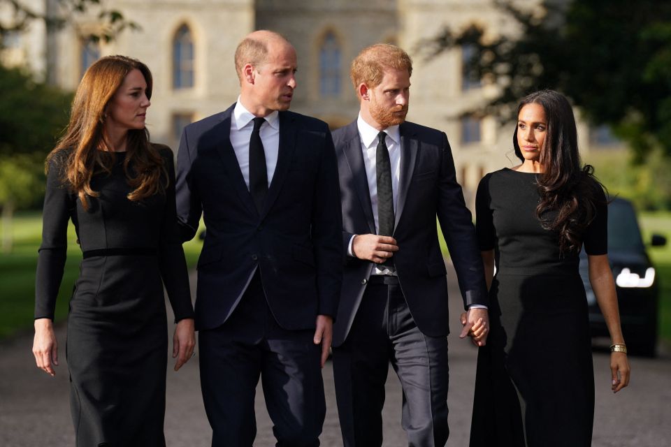 El Príncipe William, Kate Middleton, el Príncipe Harry y Meghan Markle caminan juntos en el Castillo de Windsor.