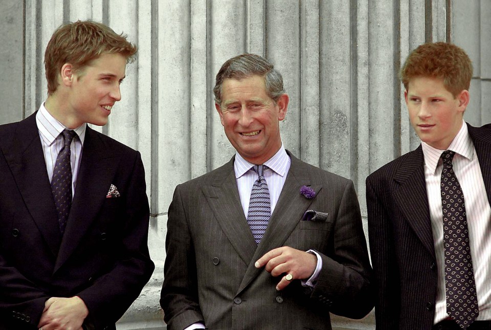 Príncipe Carlos con Príncipes William y Harry en las celebraciones del cumpleaños número 100 de la Reina Madre.