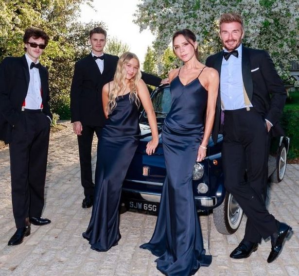 David Beckham, Victoria, Harper, Romeo y Cruz posando con atuendos formales frente al coche