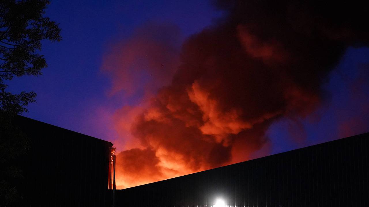 Gran incendio ardiente en el edificio de negocios, llamas y