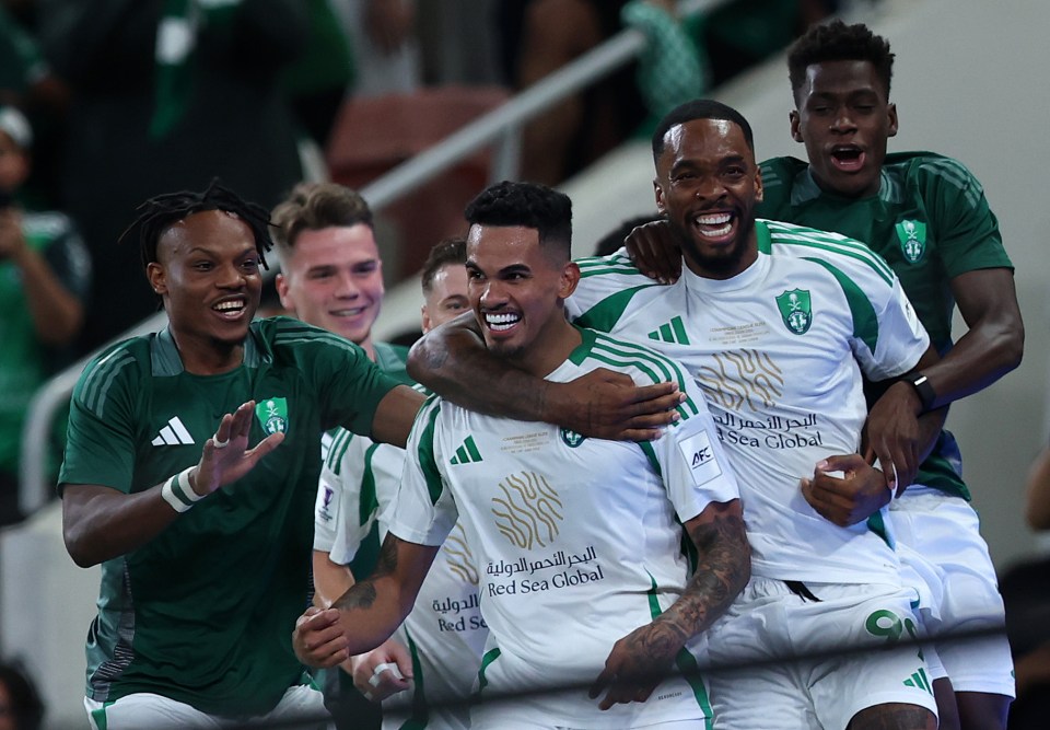 Jugadores sauditas al-Ahli celebrando un gol.