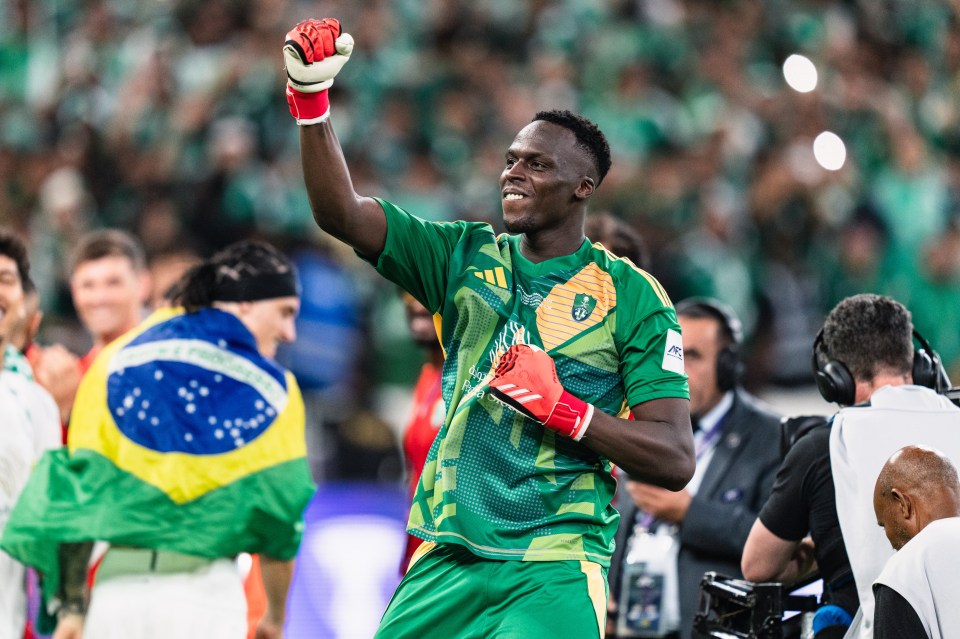 Edouard Mendy celebra el premio al mejor portero ganador.