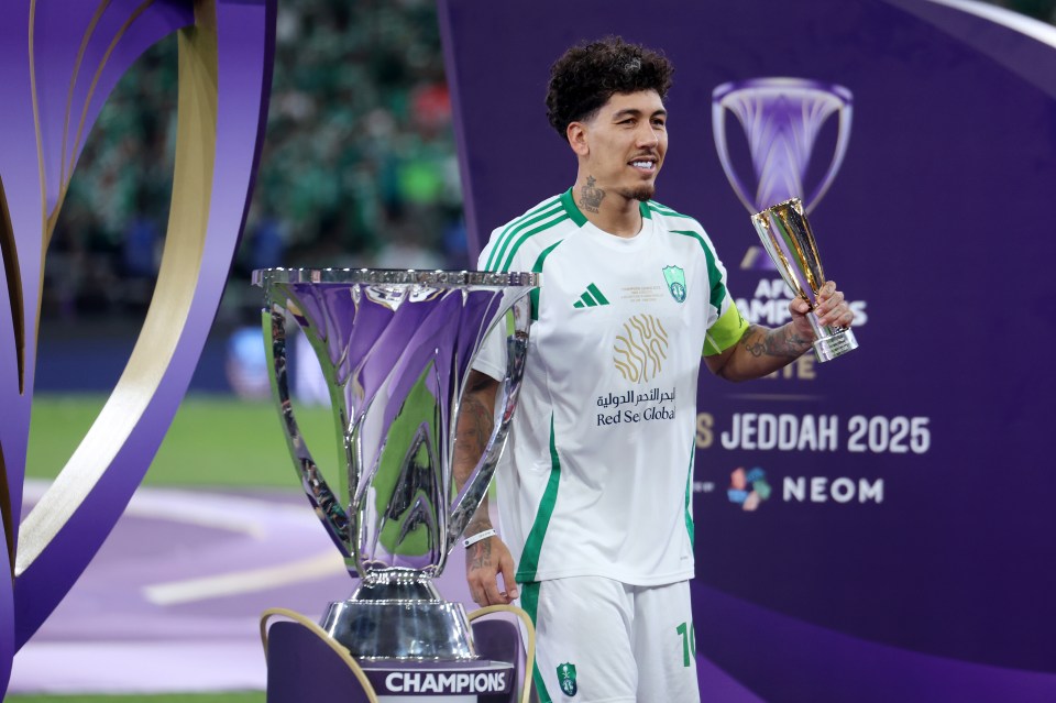 Roberto Firmino celebrando el trofeo de la Liga de Campeones de la AFC.