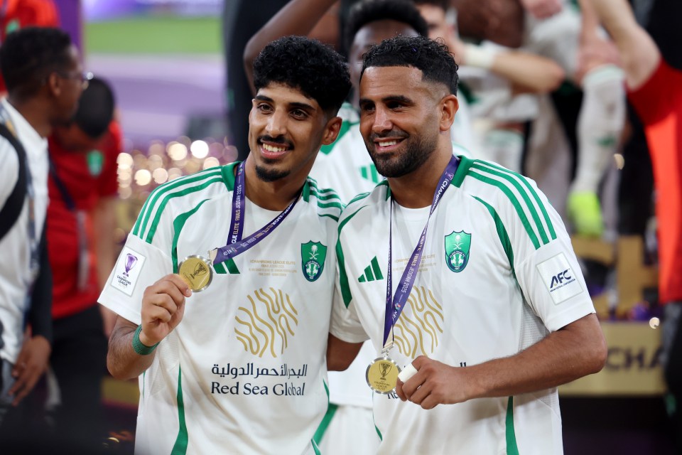 Ziyad al-Johani y Riyad Mahrez sosteniendo sus medallas después de una victoria de Al-Ahli.