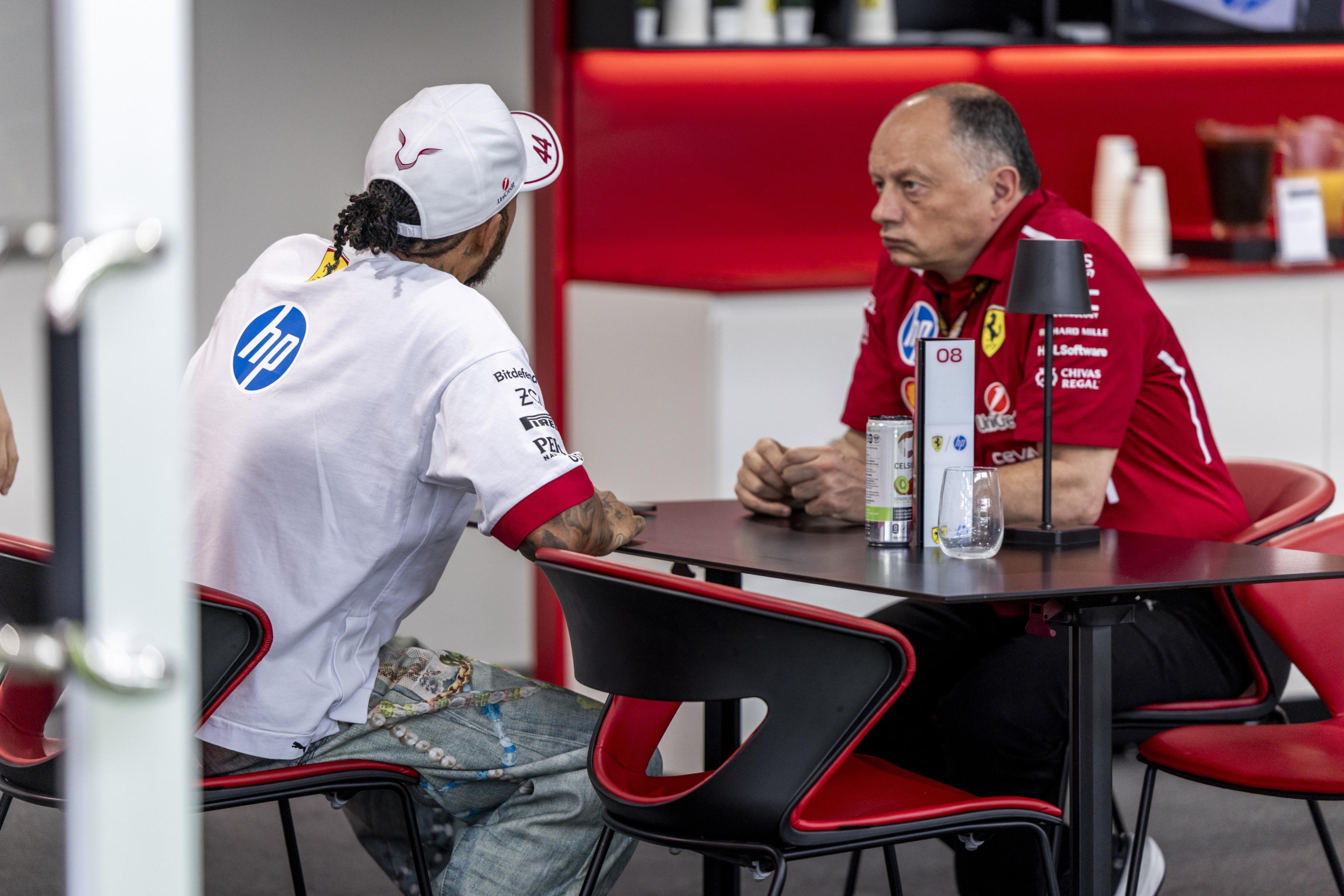 EPA12073301 El equipo de Scuderia Ferrari, el director de Frederic Frederic Vasseur (R), habla con el piloto de Scuderia Ferrari Lewis Hamilton de Gran Bretaña (L) en el equipo. S Hospitality Suite antes del Gran Premio de Miami de Fórmula 1 en el Autodrome Internacional de Miami en Miami Gardens, Florida, EE. UU., 04 de mayo de 2025. EPA/Shawn Thew Thew