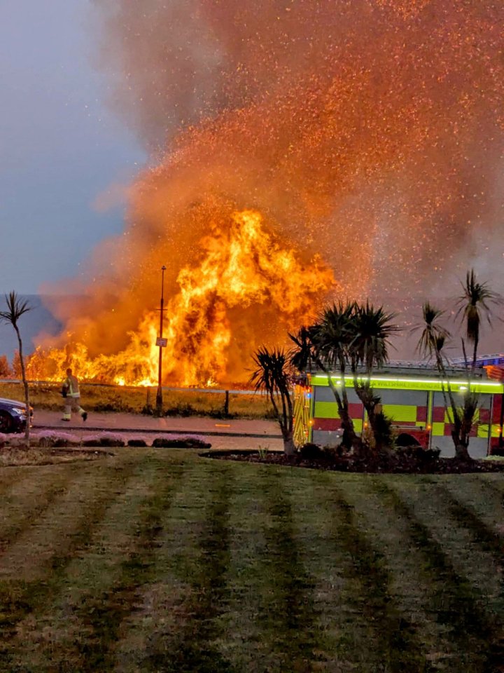 Gran incendio en acantilado cerca de Bournemouth Beach.