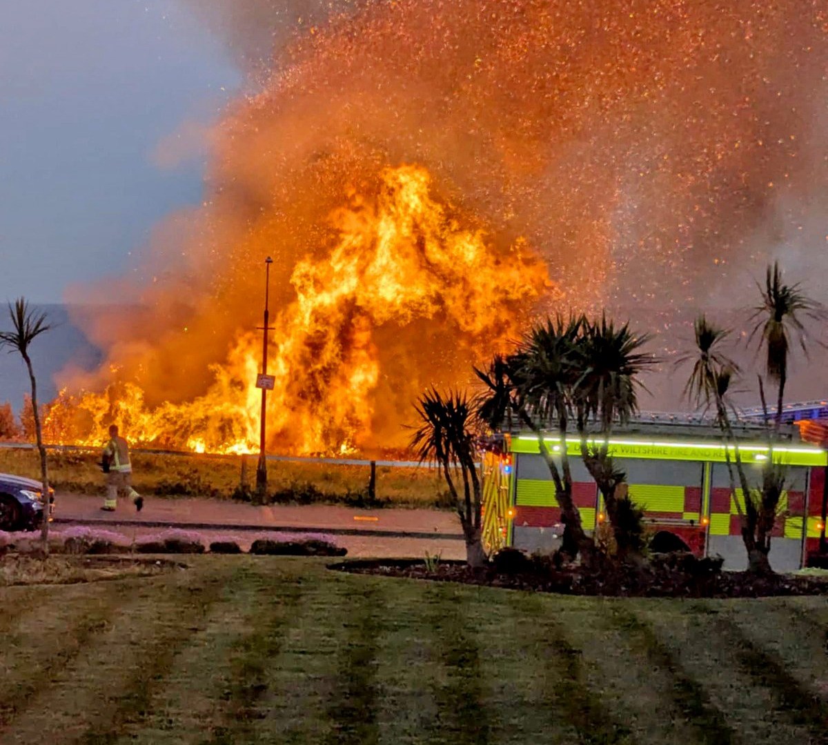 Momento El fuego estalle en la playa como el gran