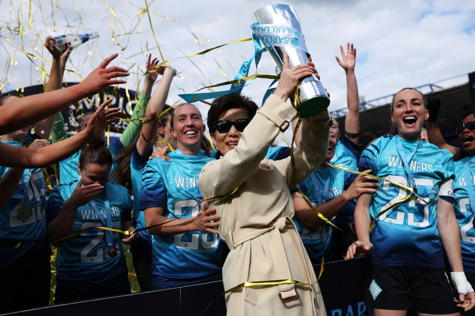 Michele Kang, propietaria de London City Lionesses, que sostiene el trofeo del campeonato femenino de Barclays con su equipo.