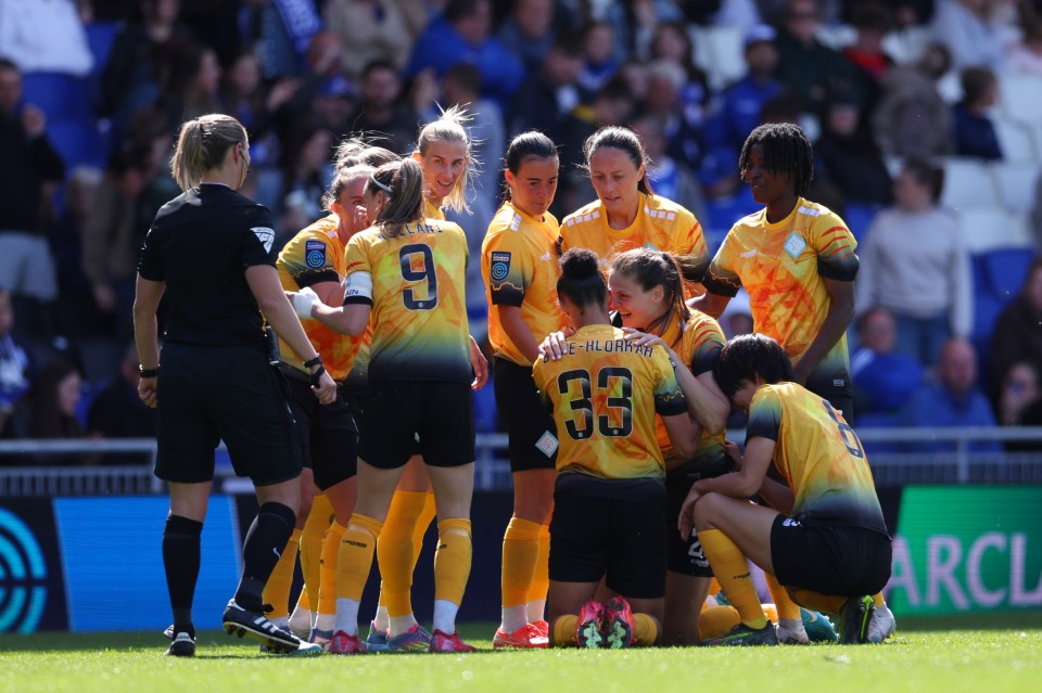 El equipo de fútbol de London City Lionesses celebra un gol.