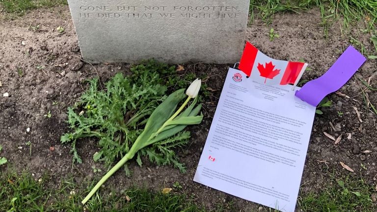Los estudiantes dejaron un tulipán y una carta, poema o dibujo (Foto: Willem-Jan Joachems)