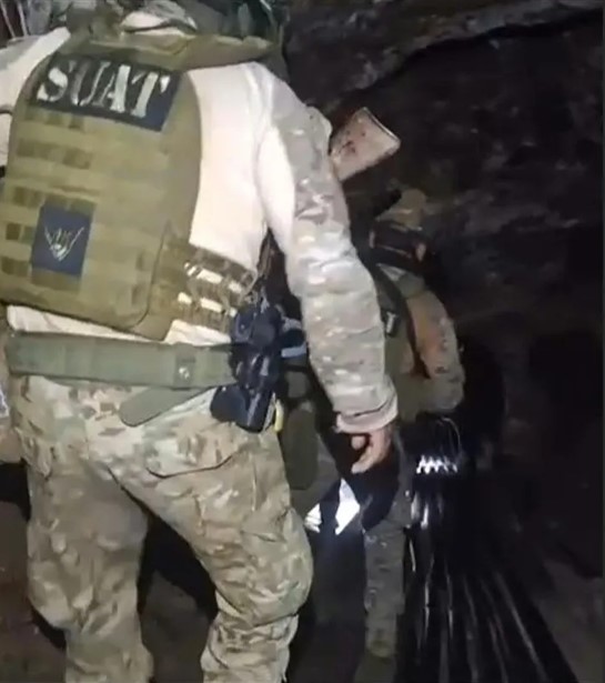 Oficiales Swat que recuperan cuerpos de una mina.