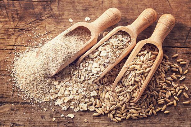 El cereal simple y rancio como los copos de maíz puede ser un refrigerio seguro y sabroso para pájaros de jardín