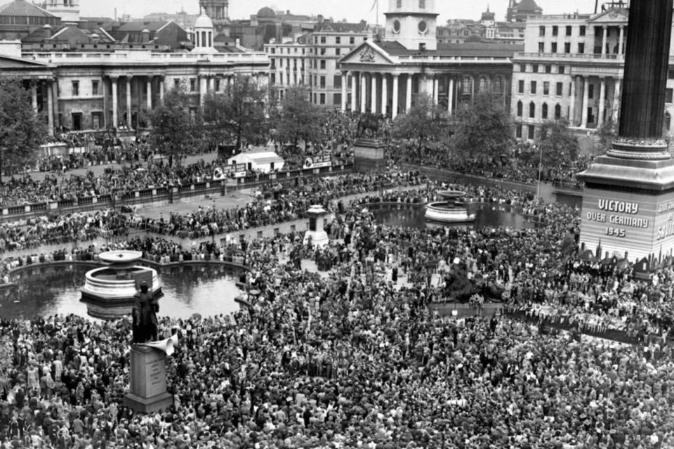 Foto en blanco y negro de una multitud masiva que celebra la victoria sobre Alemania en 1945.
