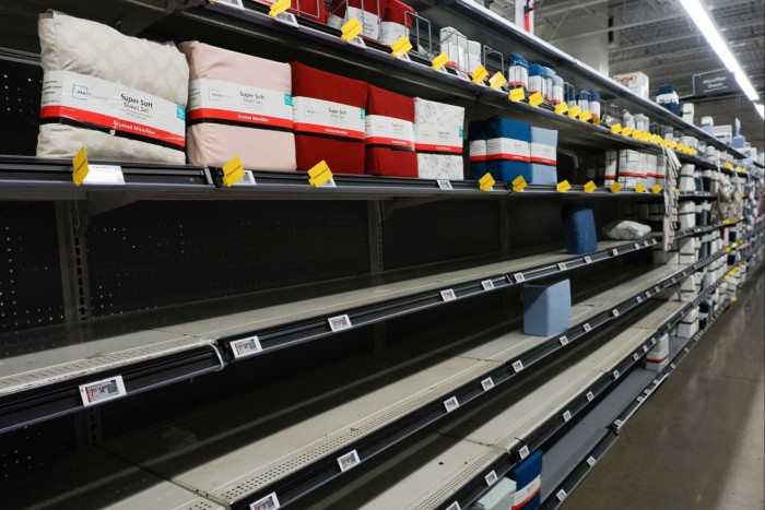 Estantes parcialmente vacíos de accesorios de sábanas hechas en China en la autorización en una tienda Walmart