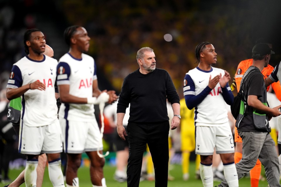 El gerente de Tottenham Hotspur, Ange Postecoglou (centro) y los jugadores aplauden a los fanáticos después del silbato final en el partido de la semifinal de la Semifinal de la Europa Europa en el estadio Tottenham Hotspur, Londres. Fecha de imagen: jueves 1 de mayo de 2025. PA Foto. Ver PA Story Soccer Tottenham. El crédito fotográfico debe leer: John Walton/PA Wire. Restricciones: Use sujeto a restricciones. Uso editorial solamente, sin uso comercial sin consentimiento previo del titular de los derechos.