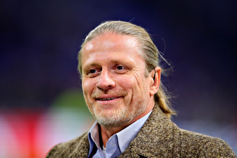 Lyon, Francia - 19 de febrero: Emmanuel Petit observa ante la ronda de la UEFA Champions League de 16 combates de primera etapa entre Olympique Lyonnais y FC Barcelona en el estadio Groupama el 19 de febrero de 2019 en Lyon, Francia. (Foto de Chris Brunskill/Fantassta/Getty Images)