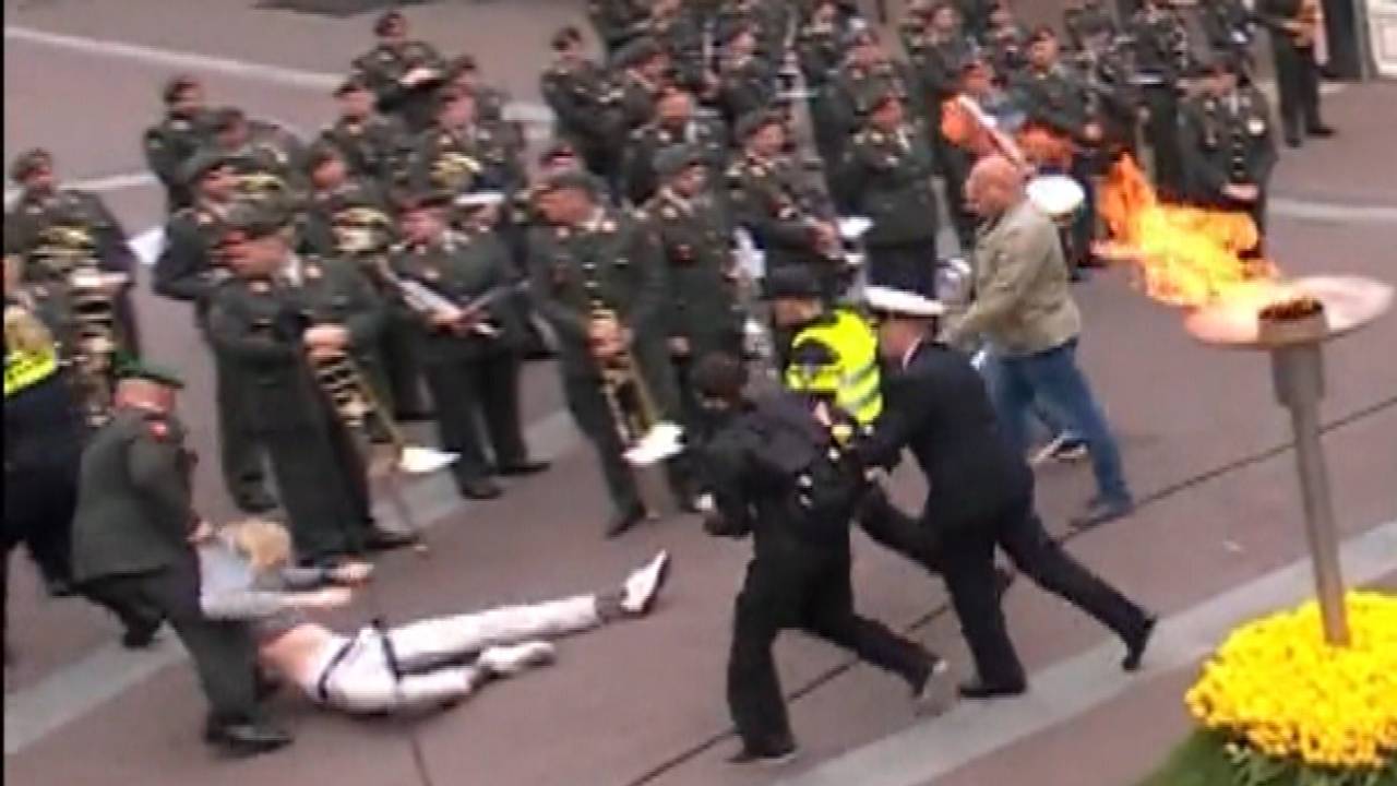 Marco Kroon agarra el manifestante durante el día de liberación