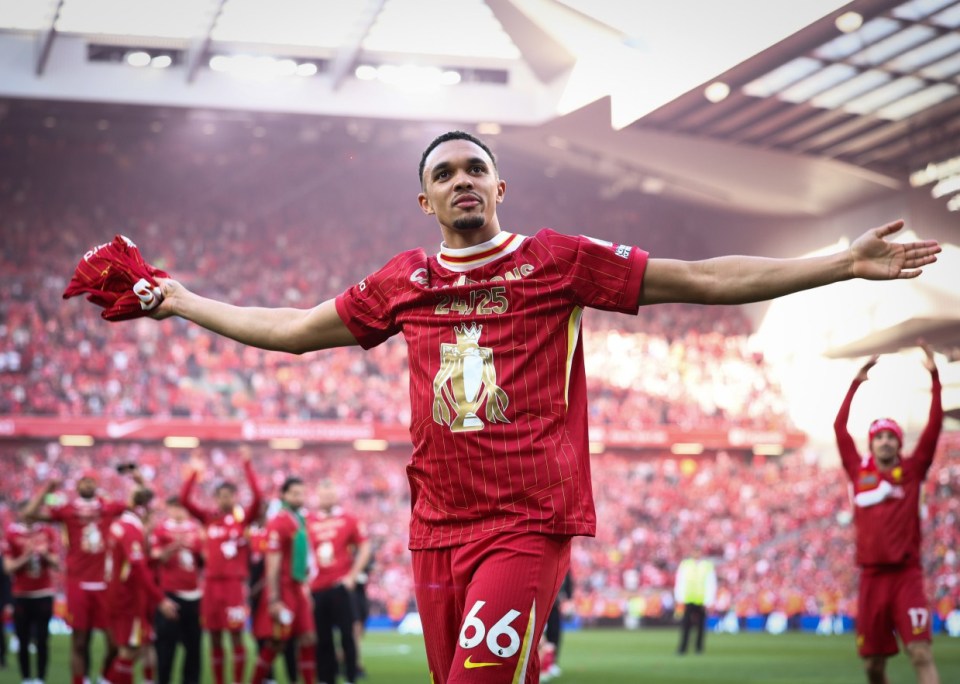 EPA12059474 Trent Alexander-Arnold de Liverpool celebra ganar el título de la Premier League después del partido de fútbol de la Premier League inglesa entre el Liverpool FC y el Tottenham Hotspur, en Liverpool, Gran Bretaña, 27 de abril de 2025. EPA/Adam Vaughan Uso editorial solamente. No se usa con audio no autorizado, video, datos, listas de accesorios, logotipos de club/liga, servicios 'en vivo' o NFT. Uso en el partido en línea limitado a 120 imágenes, sin emulación de video. No sirve de nada en las publicaciones de apuestas, juegos o clubes/liga/jugadores.
