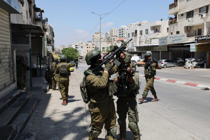 Las fuerzas israelíes realizan una búsqueda en Nablus durante una redada en varias partes de Cisjordania el 28 de abril de 2025