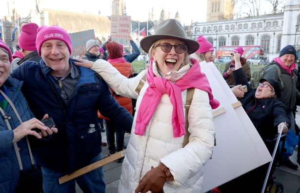 Los activistas que celebran en la Plaza del Parlamento cuando el proyecto de ley de muerte asistida aprobó su primer obstáculo de los bienes comunes en noviembre