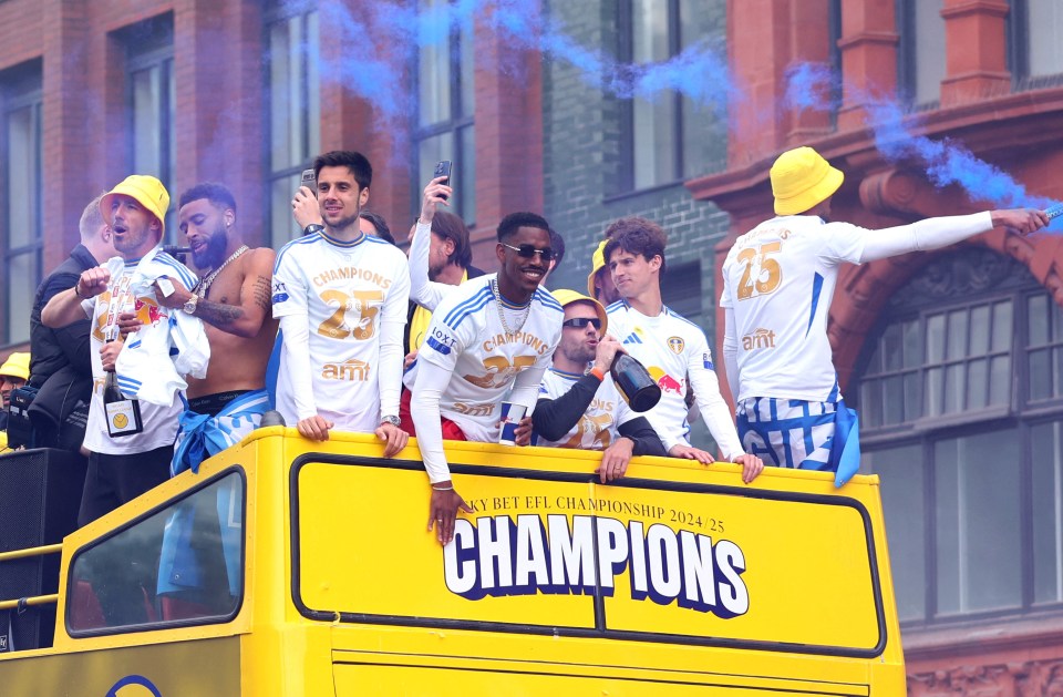 Los jugadores de Leeds United celebran en un autobús de desfile de la victoria.