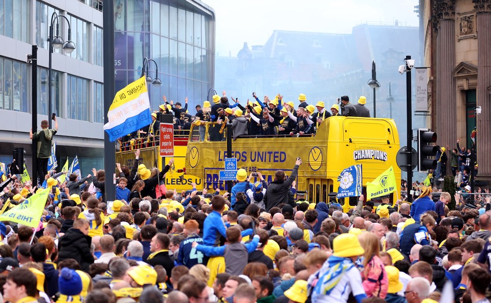 Los jugadores de Leeds United celebran en un autobús durante un desfile de la victoria.