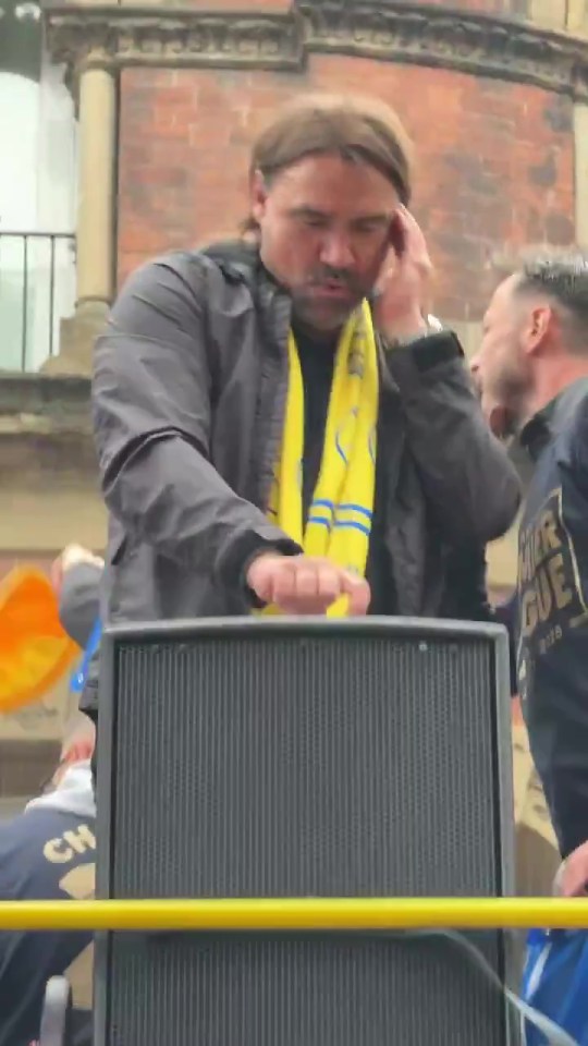 Daniel Farke DJing en un desfile de autobuses de Leeds.