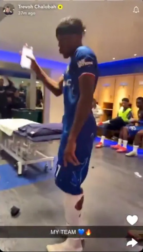 Jugador de fútbol en un uniforme de equipo en un vestuario.