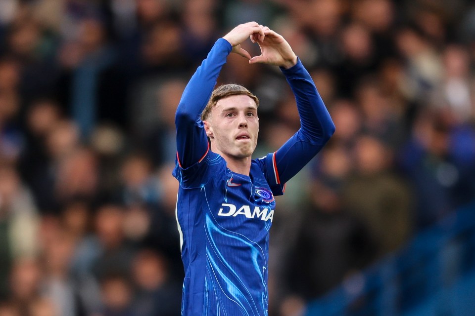Cole Palmer de Chelsea celebra anotar un gol.