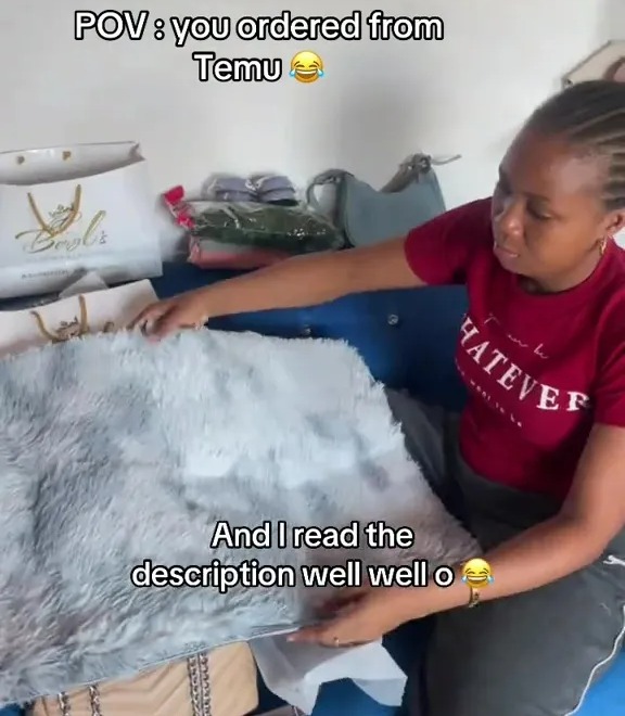 Persona que desempeña una alfombra pequeña, delgada y azul claro que es mucho más pequeña de lo esperado.