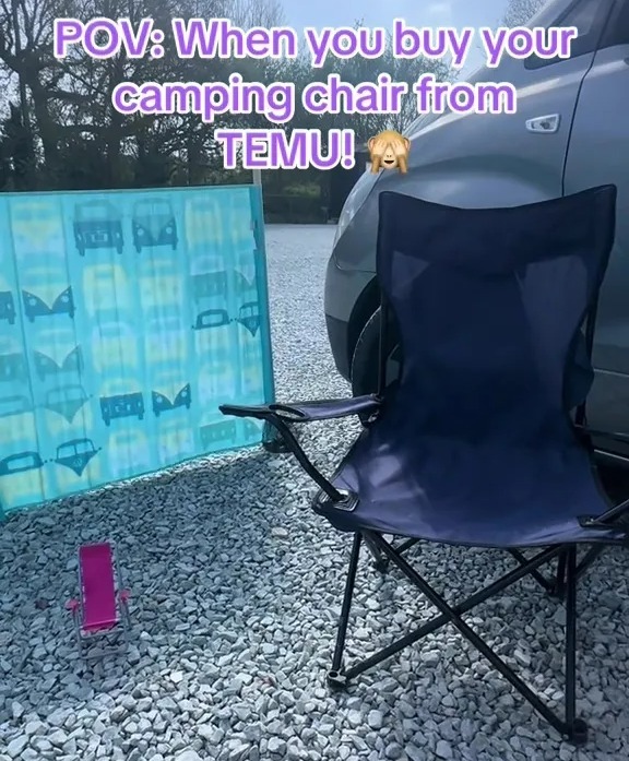 Pequeña silla de campamento económica en grava junto a un viento.
