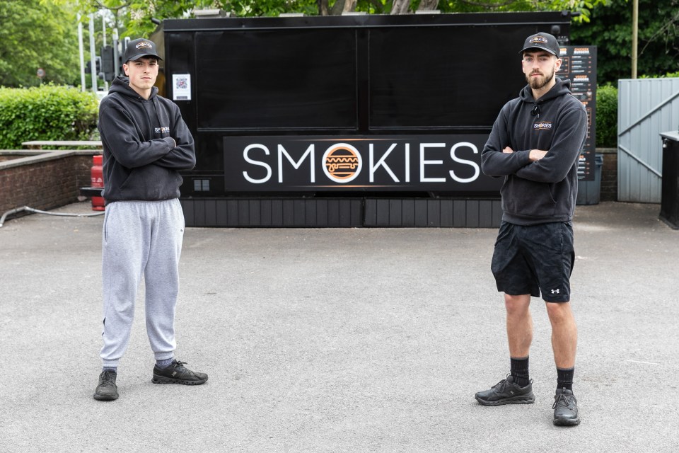 Dos hombres se paran frente a su "Fumadores" Smash Burger Van.