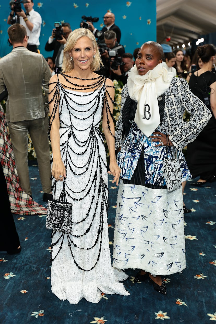 Nueva York, Nueva York - 05 de mayo: (LR) Tory Burch y Janicza Bravo asisten a la Gala Met 2025 Celebrando ...