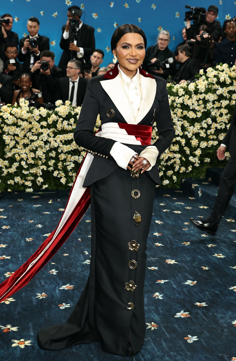 Nueva York, Nueva York - 05 de mayo: Mindy Kaling asiste a la Gala Met 2025 celebrando "Superfine: sastrein ...