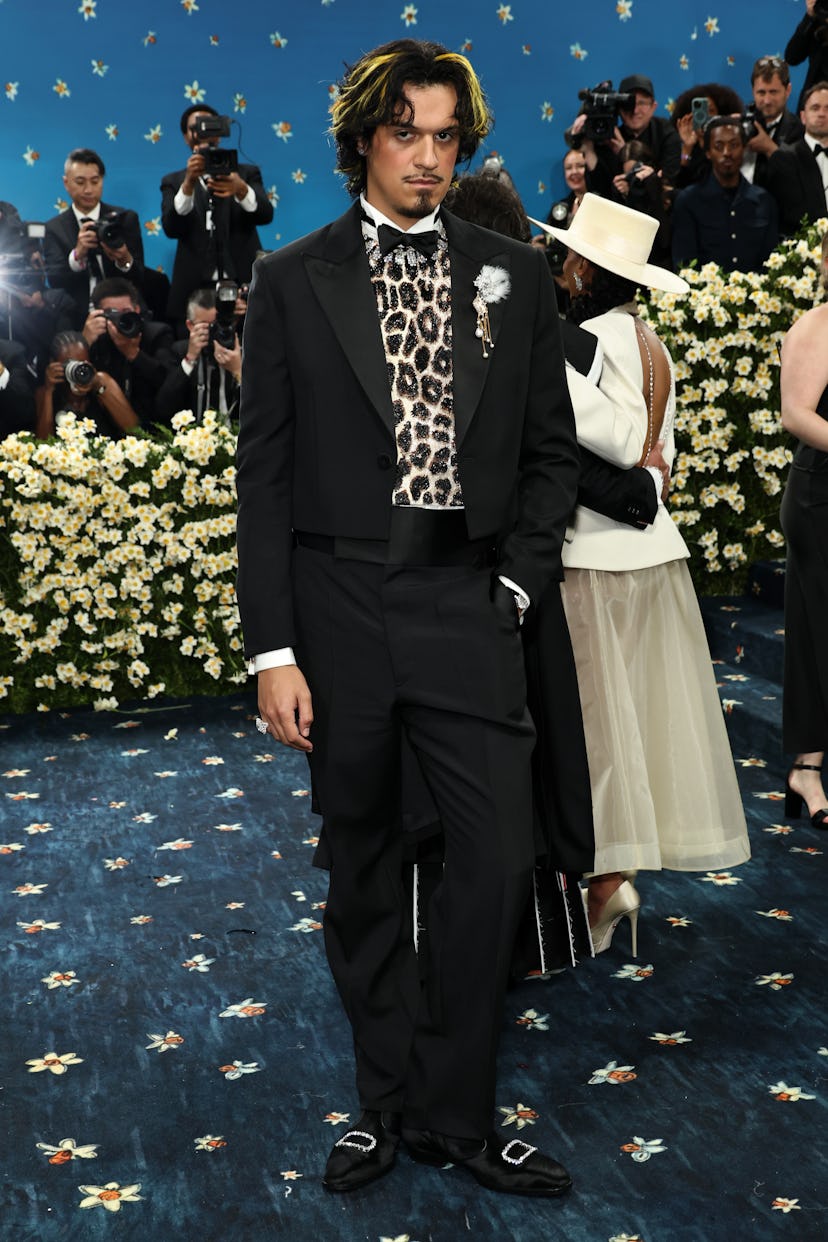 Nueva York, Nueva York - 05 de mayo: Omar Apollo asiste a la Gala Met 2025 celebrando "Superfine: Sastrería ...
