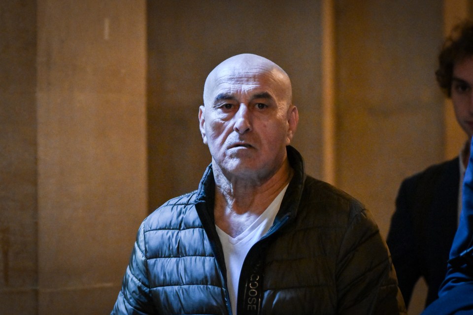 Yunis Abbas sale de un tribunal de París.