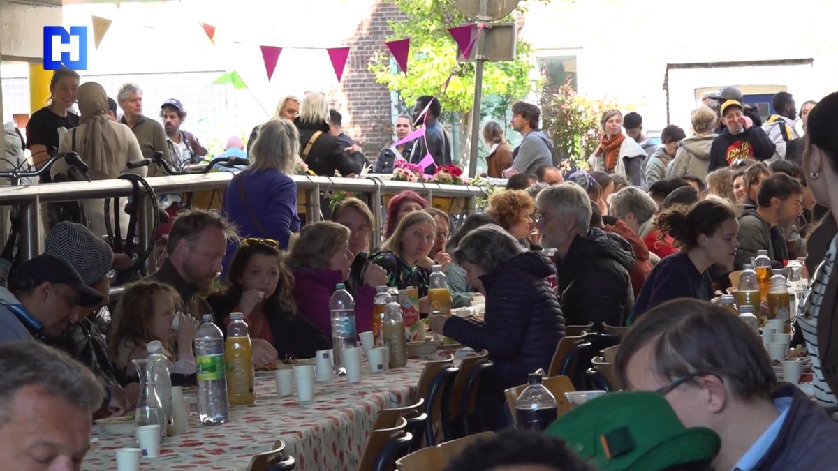 Recién llegados y voluntarios juntos en Vrijheidslunch en Amsterdam East: