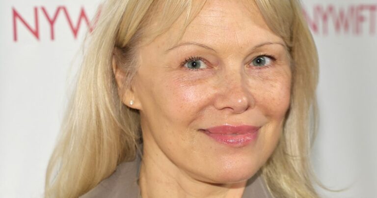 Pamela Anderson debutó un Bob & Baby Bangs en la