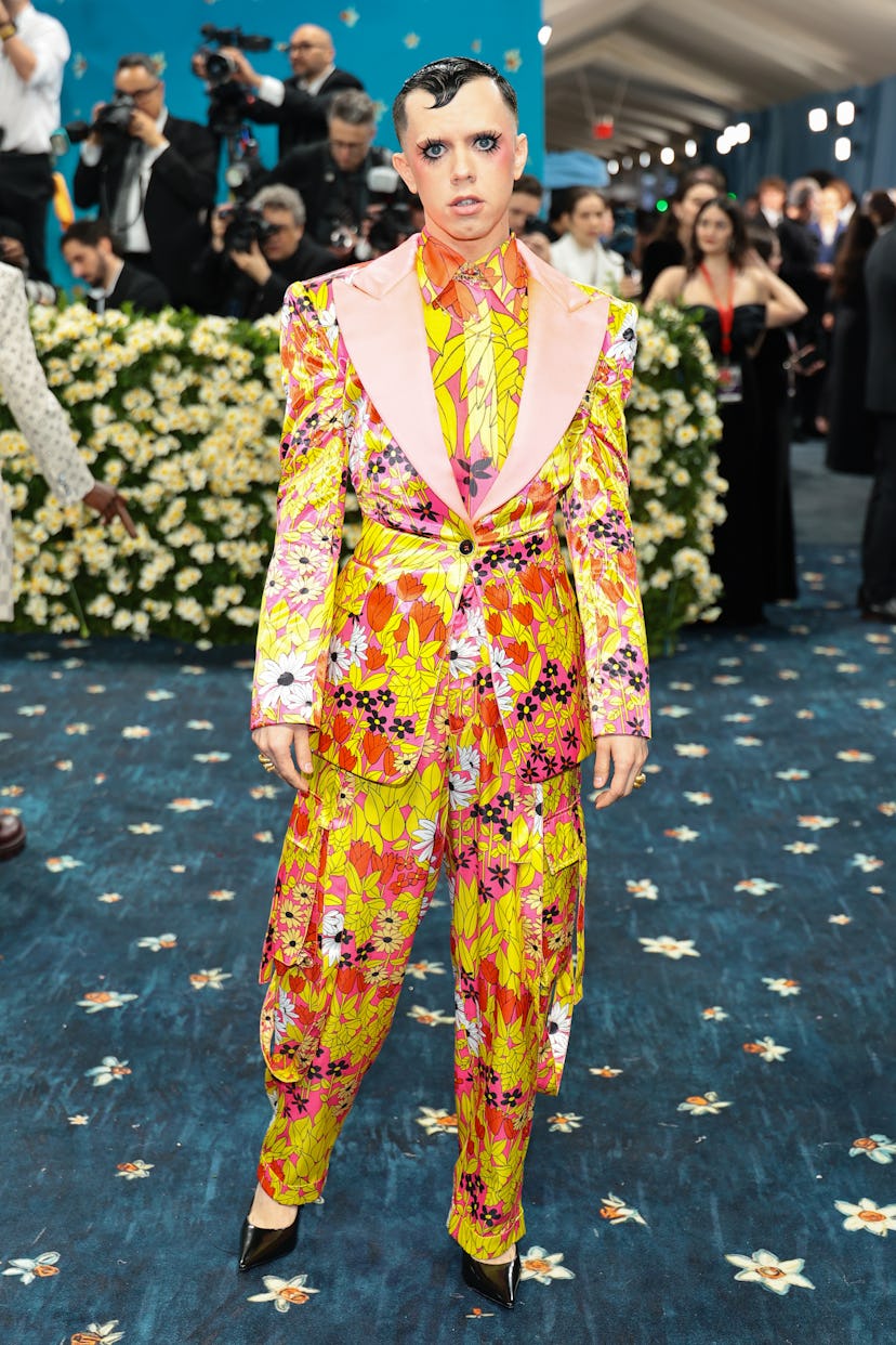 Nueva York, Nueva York - 05 de mayo: Cole Escola asiste a la Gala Met 2025 Celebrating "Superfine: Sastrería ...