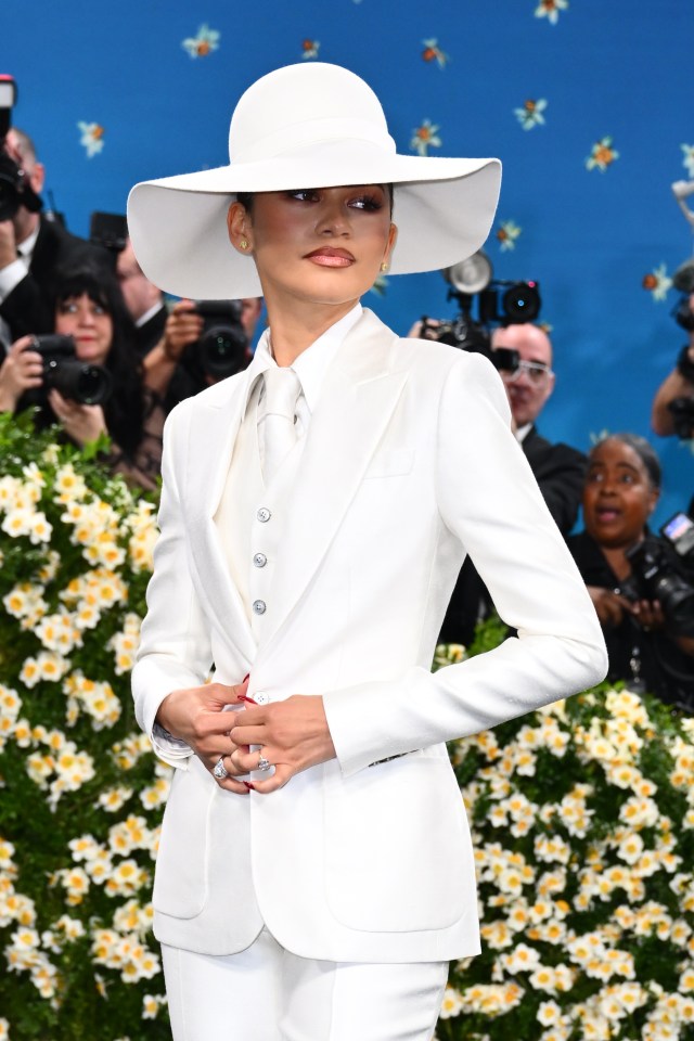 Zendaya con un traje blanco y un sombrero en la Gala Met.