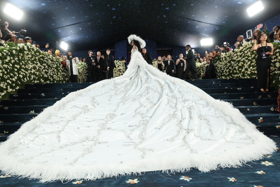 Diana Ross con un gran vestido de plumas blancas en la Gala Met.