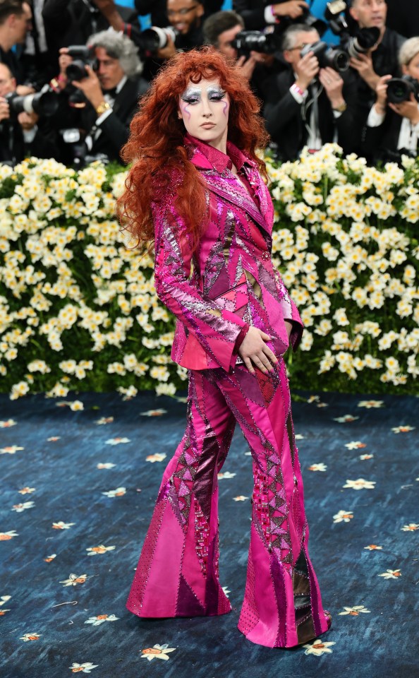 Chappell Roan en la Gala Met con un traje de lentejuelas rosadas.