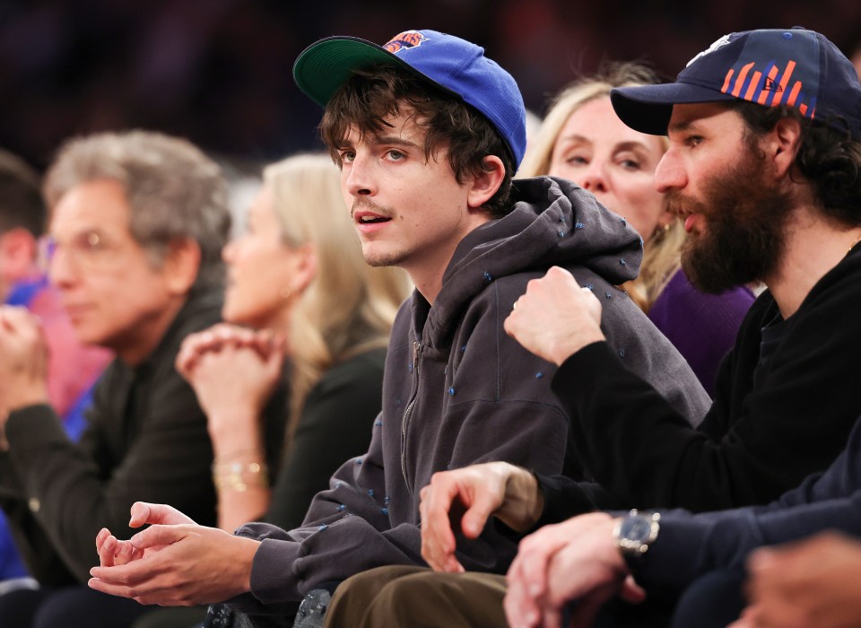 Timothée Chalamet en un juego de baloncesto.