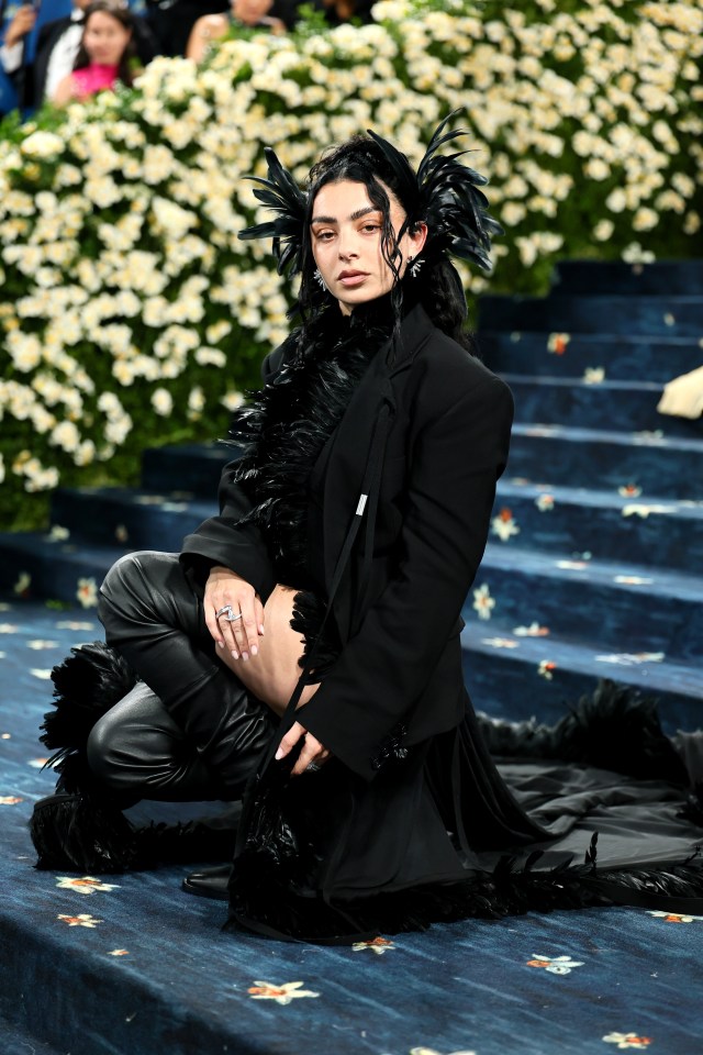 Charli XCX en la Gala Met con un atuendo de plumas negras.
