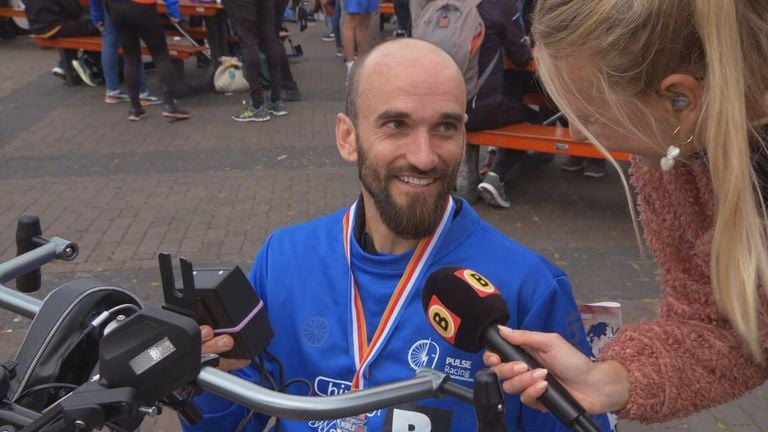 Un orgulloso Peter cruzó la línea de meta en Wings for Life Breda (Foto: Omroep Brabant).