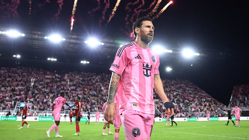 Während die Sieges-Raketen in den Himmel steigen, verlässt Messi schnell den Rasen