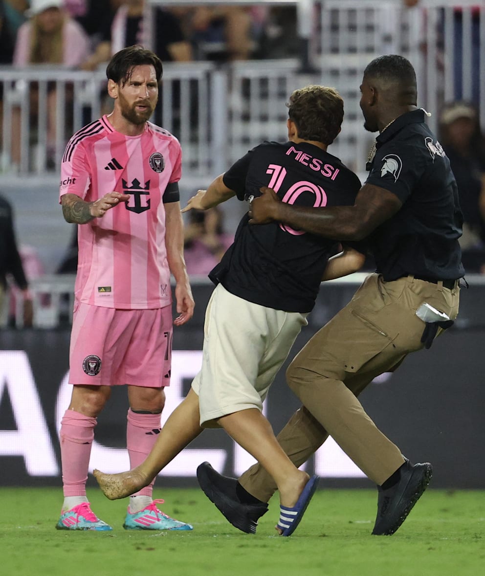 Fast schon Alltag: Auch beim Spiel gegen New York stürmte ein Messi-Fan auf den Platz, wollte seinem Idol ganz nahe sein