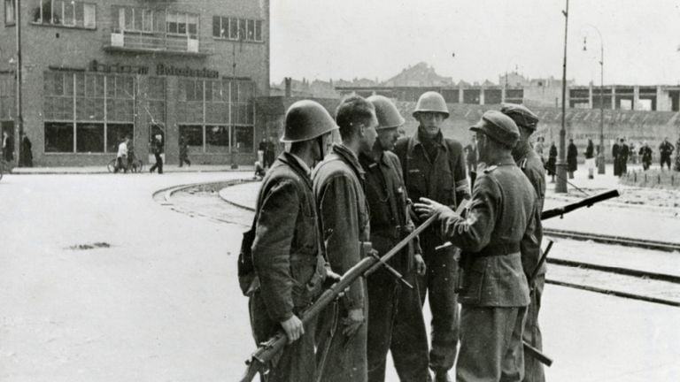 Los soldados del Wehrmacht en Amsterdam son obligados por BS'ers a regresar a su sede (Foto: NIMH).