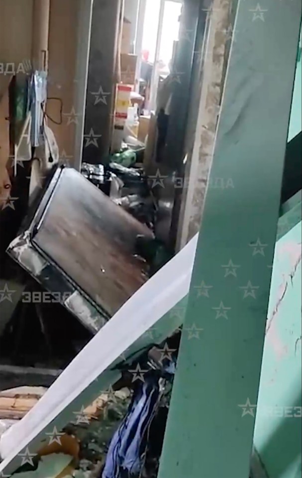 Daño dentro de un edificio de apartamentos de Moscú después de una explosión.