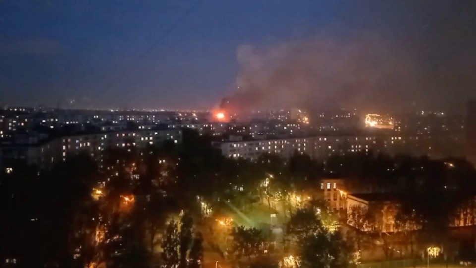 Vista nocturna de un incendio en el edificio Highrise de Moscú.